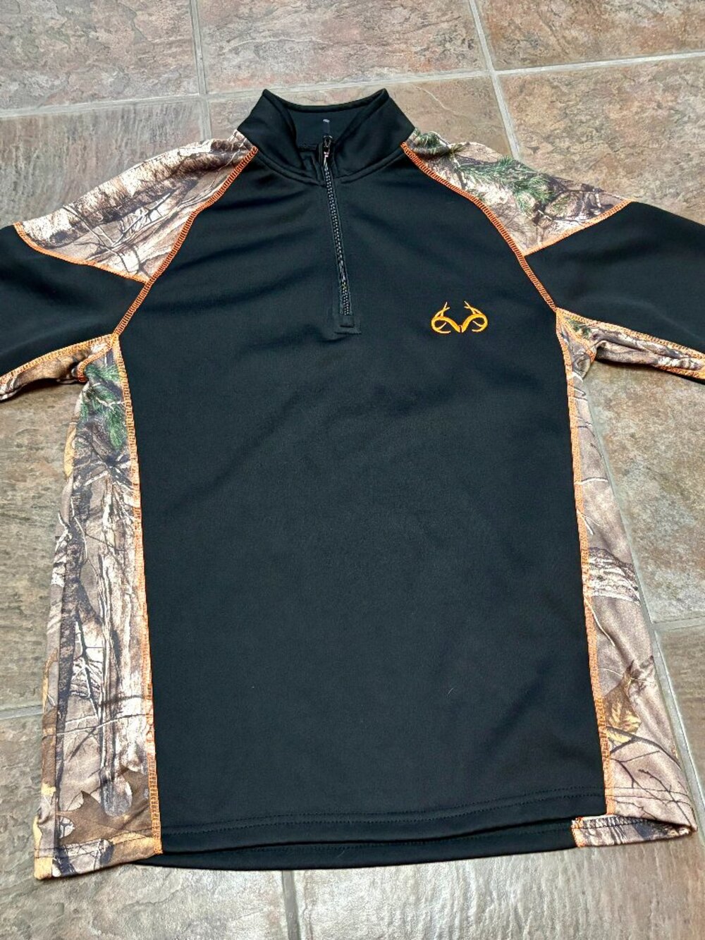 ~~Realtree by Mountainaire M Regular 1/4 Zip Long Sleeve Black Camo Shirt*****
